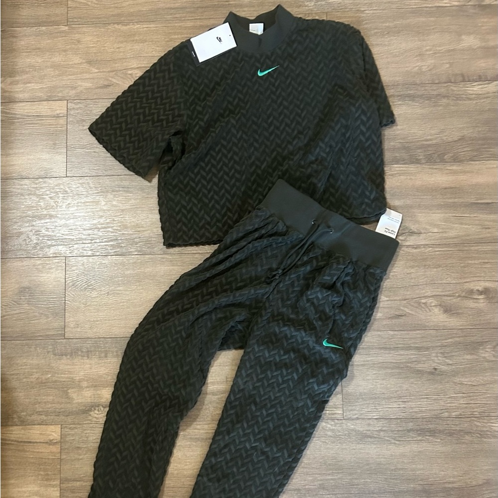 NIKE brand new sport set. Too size s,bottom size xs.